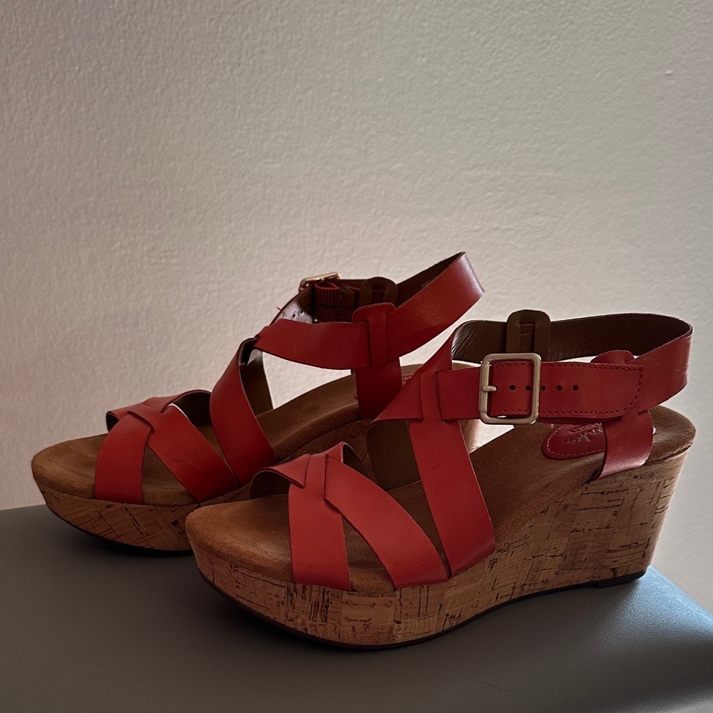 Clark’s Dark Coral Leather Wedge Sandals. Size 6W